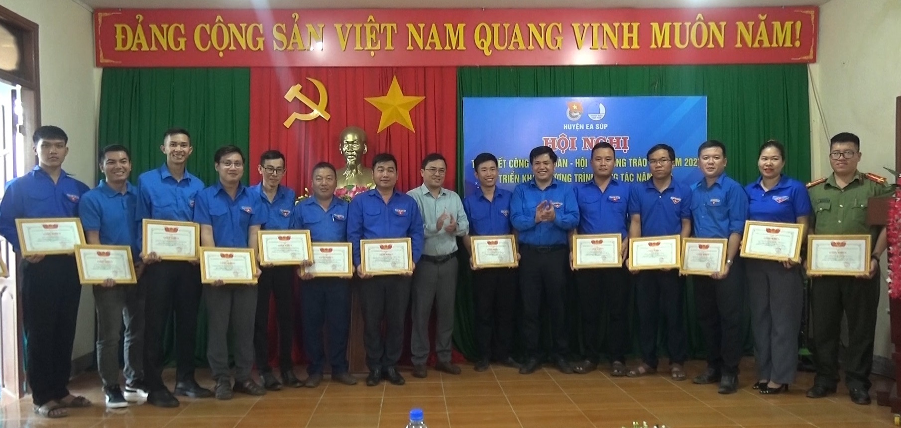 Ban Thường vụ huyện đoàn tặng giấy khen cho các tập thể có thành tích xuất sắc trong công tác đoàn và phong trào thanh thiếu nhi năm 2023